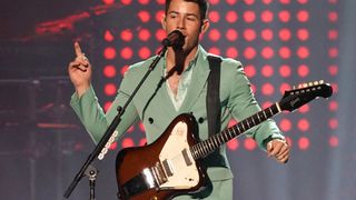 Nick Jonas tripoté par une fan en plein concert : les internautes en colère