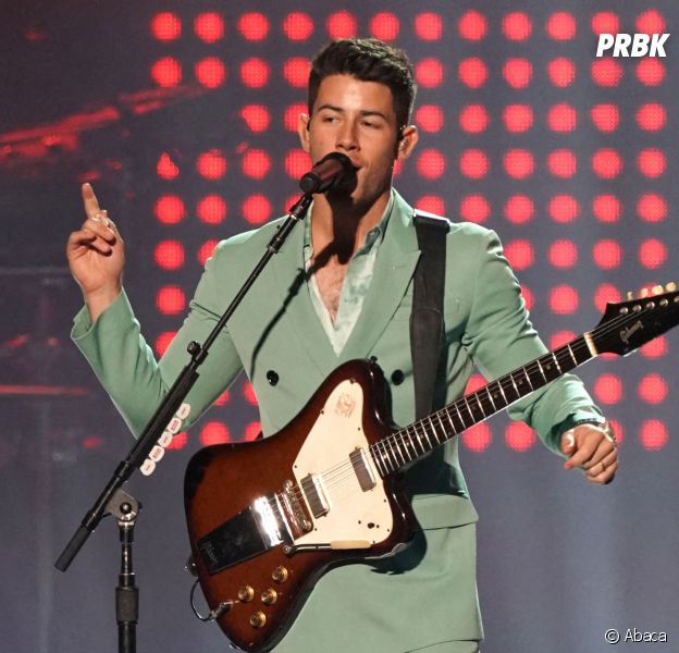 Nick Jonas tripoté par une fan en plein concert : les internautes en colère