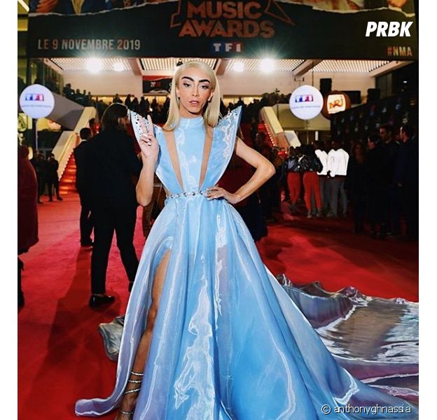 Bilal Hassani (NMA 2019) en robe de princesse sur le tapis rouge, Twitter sous le charme