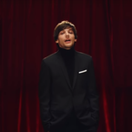 Louis Tomlinson mène la danse dans le clip de "Walls"