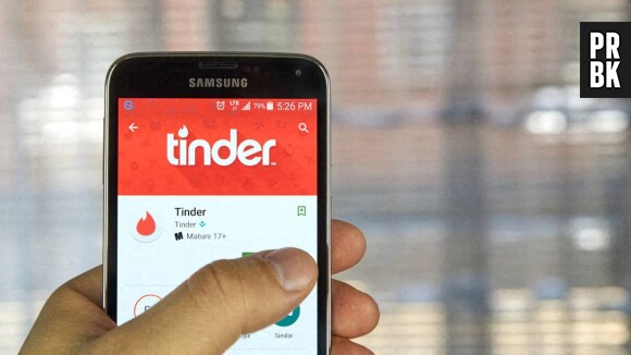 Tinder va sortir une série très spéciale façon Bandersnatch de Black Mirror