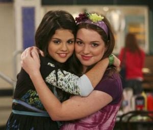 Les sorciers de Waverly Place (Disney+) : Jennifer Stone qui jouait Harper, la BFF d'Alex (Selena Gomez) est devenue infirmière et aide à lutter contre le coronavirus