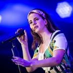 Lana Del Rey s'attaque à Ariana Grande, Beyoncé et aux féministes et se fait clasher