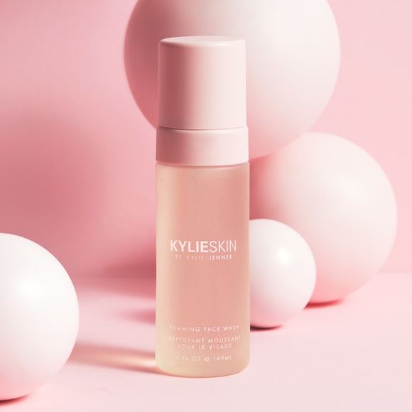 Kylie Jenner : la mousse nettoyante visage de la marque Kylie Skin (29,90 euros)