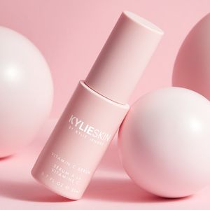 Kylie Jenner : la sérum à la vitamine C de la marque Kylie Skin (34,90 euros)
