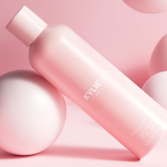 Kylie Jenner : le lait tonique à la vanille de la marque Kylie Skin (27,90 euros)