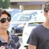 Ashley Greene et Joe Jonas ... Arrêtés avec des armes à l’aéroport