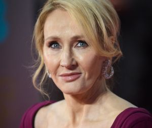 J.K. Rowling rend une récompense à cause des accusations de transphobie suite à ses tweets sur les transsexuels et la communauté transgenre