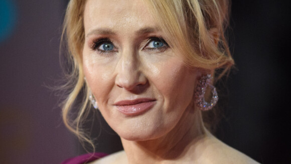 J.K. Rowling accusée d'être transphobe : elle dément et rend une récompense