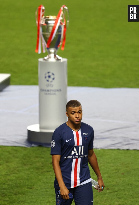 Top 10 des footballeurs les mieux payés en 2020 : Kylian Mbappé (4ème) va pouvoir sécher son seum avec ses billets.