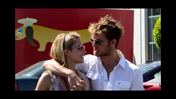 Alex Pettyfer et Dianna Agron (Glee) ... les deux acteurs se sont fiancés ... à quand le mariage