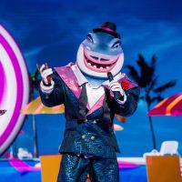 Mask Singer 2 : quelle célébrité est le requin ? Les indices sur son identité (Mise à jour)