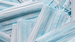Masques chirurgicaux : une étude confirme qu'on peut les laver (sans qu'ils perdent leur efficacité)