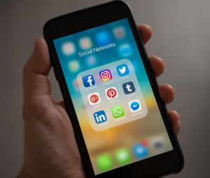 Facebook, Instagram, Messenger et Whatsapp : le gros bug fait criser des internautes, le best of du lol et les excuses de Mark Zuckerberg