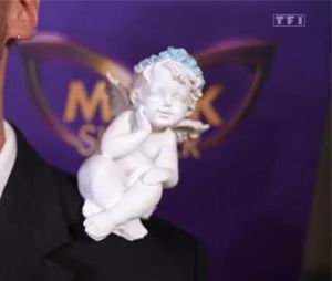 Mask Singer 2022 : les indices sur le cerf - un ange avec une couronne de fleurs bleues