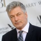 Alec Baldwin responsable de la mort d'Halyna Hutchins ? Le FBI conclut qu'il a appuyé sur la détente, son avocat contre-attaque