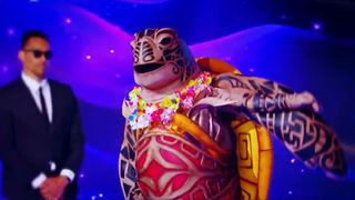 Mask Singer 4 : qui est la Tortue ? Les indices et théories sur son identité