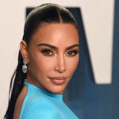 Kim Kardashian métamorphosée : décolorée jusqu'aux sourcils et fesses à l'air, elle est méconnaissable