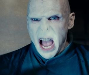 Ralph Fiennes (Voldemort dans la saga Harry Potter) défend J.K. Rowling dans les polémiques sur ses propos jugés transphobes. Il la trouve "victime" d'une "violence verbale" qu'il juge "dégoûtante".