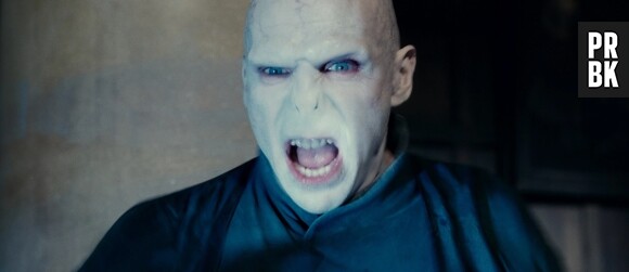 Ralph Fiennes (Voldemort dans la saga Harry Potter) défend J.K. Rowling dans les polémiques sur ses propos jugés transphobes. Il la trouve "victime" d'une "violence verbale" qu'il juge "dégoûtante".