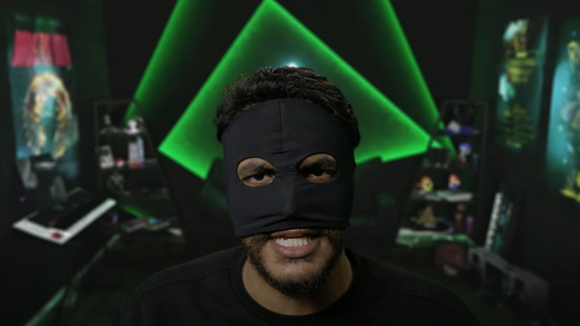 "On dirait les faux supporters du Qatar" : Maskey enlève son masque sur YouTube et fait face à des moqueries et insultes racistes