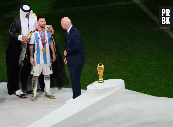 Lionel Messi se fait habiller d'un bisht, un habit traditionnel du monde arabe lors de la victoire de l'Argentine face à la France à la Coupe du monde 2022 au Qatar