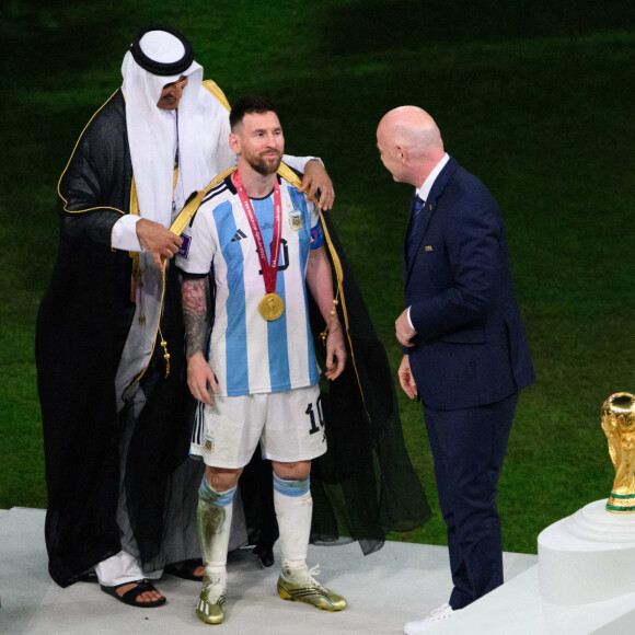 Lionel Messi se fait habiller d'un bisht, un habit traditionnel du monde arabe lors de la victoire de l'Argentine face à la France à la Coupe du monde 2022 au Qatar