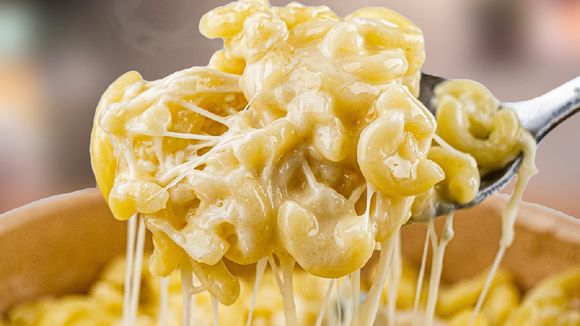 "Une ville de pigeons", "la pire arnaque de France"... Un bar à coquillettes ouvre à Paris, Twitter défonce le concept