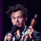 "J'ai embrassé Harry Styles, j'ai une érection" : cette scène surréaliste aux Brit Awards fait halluciner les internautes