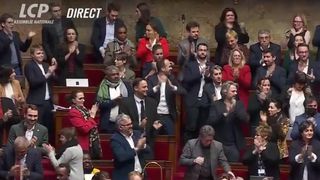 "Vous vous croyez où ?" : des députés se mettent à chanter, la présidente de l'Assemblée nationale tape du poing