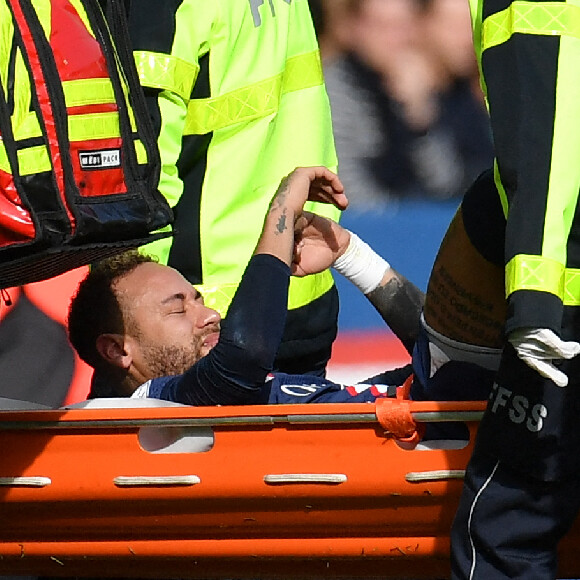 Selon Christophe Dugarry, la blessure de Neymar est "une chance". Choqués, les internautes l'attaquent.