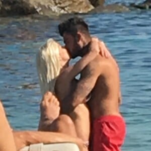 Exclusif - Jessica Thivenin et son compagnon Thibault Garcia (Les Marseillais) en vacances à Mykonos, le 27 août 2017.  No web/No blog pour Belgique/Suisse 