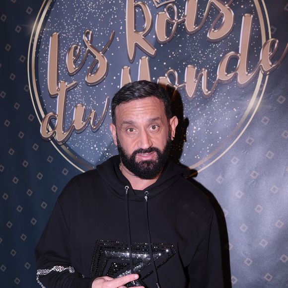 Exclusif - Cyril Hanouna - Dîner de gala de l'association "Les rois du monde" à la salle Wagram à Paris le 13 mars 2023. Lundi 13 mars 2023, à la Salle Wagram – Chateauform (Paris 17ème), s’est tenu le Gala annuel de l’Association Les Rois du Monde, au profit des enfants orphelins, hospitalisés et défavorisés. « Qui à le droit, qui à le droit, qui à le droit d’faire ça à un enfant »... Il va sans dire que ces mots ont rencontré un écho singulier hier soir, lorsque P.Bruel a entonné le refrain de son titre éponyme devant un public de plus de 400 personnes, tout acquis à la cause des Rois du Monde. Animée par la présentatrice TV H.Mannarino, Maîtresse de Cérémonie, cette soirée d’exception a vu de nombreuses personnalités se succéder sur scène : l’animateur C.Hanouna, l’humoriste T.Saint Laurent, les chanteurs S.Luna, Ridsa, Symon et Yannick, ou encore l’artiste-sculpteur R.Orlinski, Vice-Président de l’Association. Rythmé par un cocktail, un plateau d’artistes, un dîner et une vente aux enchères, cet événement a réuni célébrités et anonymes autour d’un Gala inédit, au sein de la somptueuse Salle Wagram – Chateauform. « Je souhaite remercier l’ensemble des parties prenantes qui nous ont permis de vivre ces instants magiques : les artistes, les bénévoles, et surtout nos donateurs sans qui rien ne serait possible... Car derrière tous les moments de joie vécus ce soir, se jouent le présent et l’avenir des milliers d’enfants que nous soutenons » a souligné Stéphanie Robert, Présidente des Rois du Monde. Fondée en 2012, les Rois du Monde (ou LRDM) est une Association à but non lucratif (loi 1901), reconnue d’intérêt général. Elle œuvre en France comme à l’étranger pour les enfants orphelins, hospitalisés et défavorisés. Elle les soutient de manière financière, matérielle, éducative, sportive et culturelle. L’engagement de ses 180 bénévoles, conjugué à la générosité de ses donateurs, lui permet aujourd’hui d’être présent dans 7 pays (France, Maroc, Israël, États-Unis, Nigéria, Côte d’Ivoire, RDC). © Rachid Bellak / Bestimage  No Web - Belgique et Suisse 