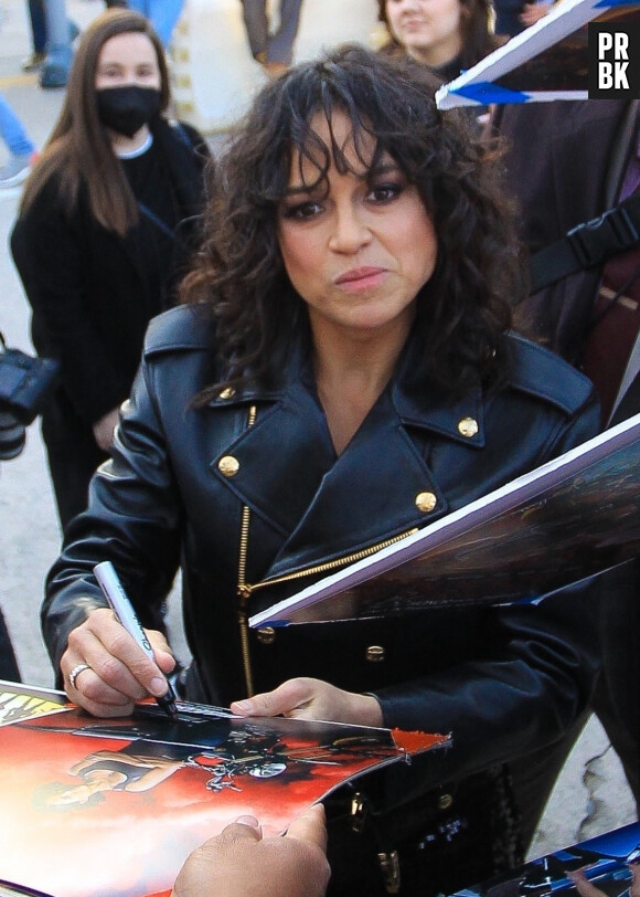 Michelle Rodriguez signe des autographes lors de l'avant-première du film "Donjons et Dragons : L'Honneur des voleurs" à Westwood le 26 mars 2023.  Westwood, CA - Michelle Rodriguez greets fans at Dungeons & Dragons premiere in Westwood, CA 