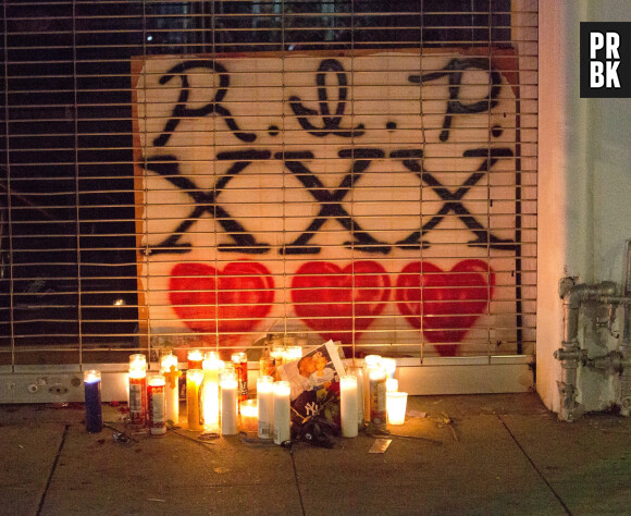 Recueillement de personnes pour rendre hommage au rappeur XXXTentacion à Melrose Avenue, à Los Angeles, le 19 juin 2018.