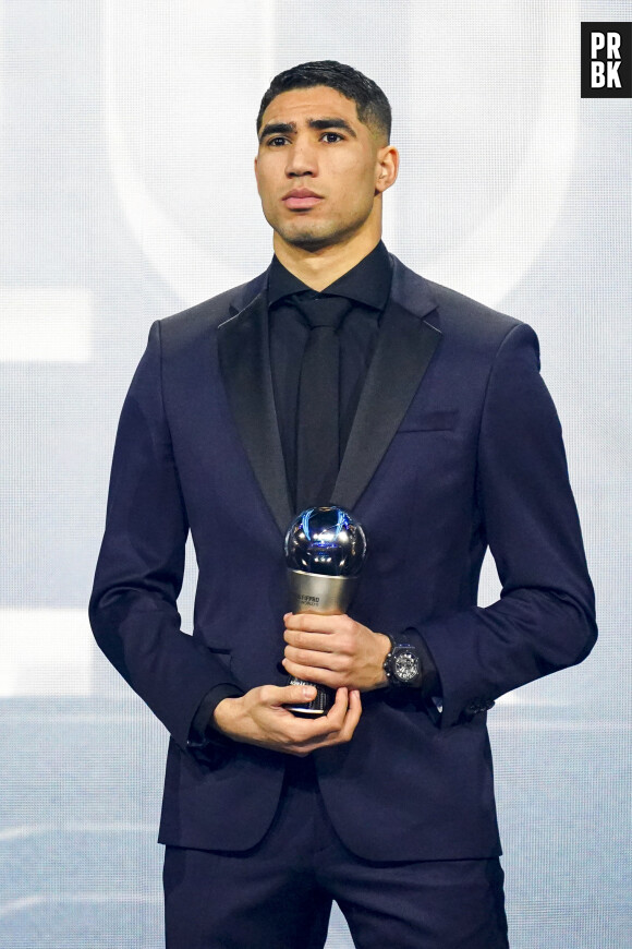 Achraf Hakimi (trophée FIFPro Team World Hommes et visé par une enquète pour viol) lors de la cérémonie des Best Fifa awards à la salle Pleyel à Paris le 27 février 2023. © Pierre Perusseau / Bestimage


