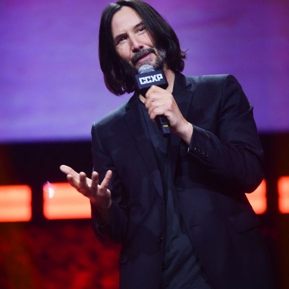 Keanu Reeves s'incline, la face contre le sol, pour remercier ses fans lors du Comic Con à Sao Paulo (CCXP), le 3 décembre 2022. 
