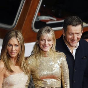 Jennifer Aniston, Mélanie Laurent et Dany Boon à la première de Murder Mystery II Passerelle Debilly à Paris le 16 mars 2023. © Denis Guignebourg / Bestimage