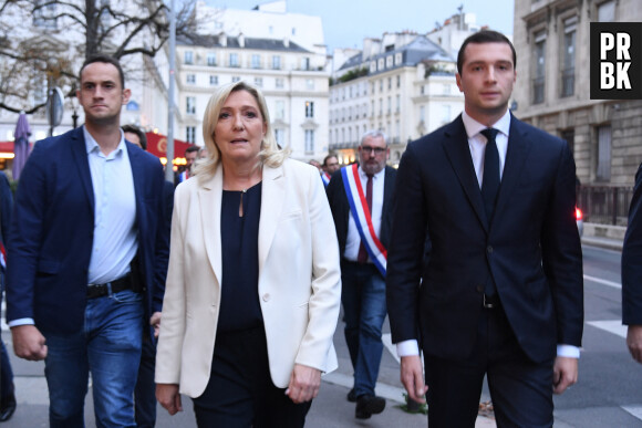Marine Le Pen, députée du Rassemblement national (RN), le député du RN Jordan Bardella et les députés du RN observent une minute de silence en mémoire de Lola devant l’assemblée Nationale à Paris, France, le 20 octobre 2022. 