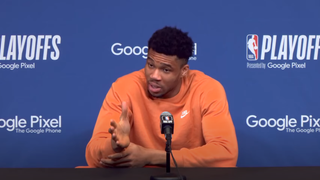 "C'est une mauvaise question" : éliminé dès le 1er tour des play-offs en NBA, Giannis Antetokounmpo recadre un journaliste avec classe et donne une incroyable leçon