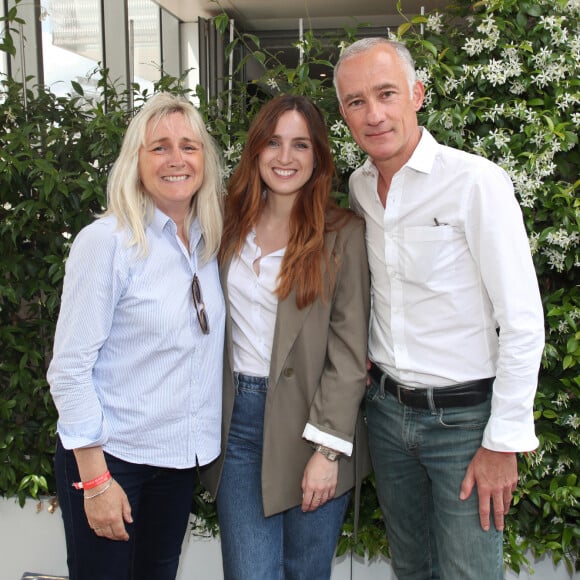Alison Wheeler avec sa mère Ruth Algar et Gilles Bouleau au village (Jour 7) lors des Internationaux de France de Tennis de Roland Garros 2022 à Paris, France, le 28 mai 2022. © Bertrand Rindoff/Bestimage 