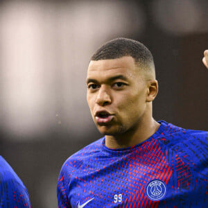 Echauffement des joueurs du PSG Kylian Mbappe (PSG) / Achraf Hakimi (PSG) - Match de football Ligue 1 Uber Eats Angers Vs PSG (Paris Saint-Germain) 0-2 à Angers le 21 avril 2023. © JB Autissier / Panoramic / Bestimage