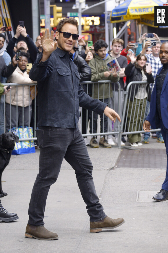 Chris Pratt fait le signe de la paix à la sortie des studios de l'émission "Good Morning America" à New York City, New York, Etats-Unis, le 3 mai 2023.