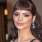 "J'adorerais sortir avec une femme" : célibataire, Emily Ratajkowski est ouverte à tout(es), et mine de rien, sa parole compte pour toutes les femmes bi du monde