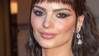 "J'adorerais sortir avec une femme" : célibataire, Emily Ratajkowski est ouverte à tout(es), et mine de rien, sa parole compte pour toutes les femmes bi du monde