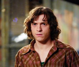 "Je devais me raser la tête pour me débarrasser totalement de ce perso" : Tom Holland s'est lancé en mode total Actor's Studio dans ce rôle quitte à devenir zinzin
Tom Holland lors du tournage d'une scène de nuit du film "The Crowded Room" dans les rues de Manhattan à New York City, New York, Etats-Unis, le 31 mars 2022. 