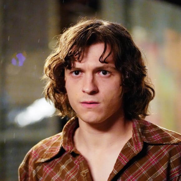 "Je devais me raser la tête pour me débarrasser totalement de ce perso" : Tom Holland s'est lancé en mode total Actor's Studio dans ce rôle quitte à devenir zinzin
Tom Holland lors du tournage d'une scène de nuit du film "The Crowded Room" dans les rues de Manhattan à New York City, New York, Etats-Unis, le 31 mars 2022. 