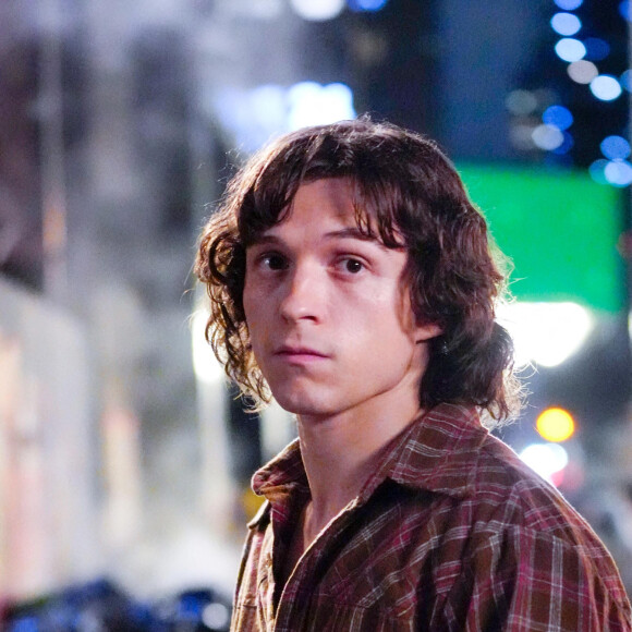 Tom Holland lors du tournage d'une scène de nuit du film "The Crowded Room" dans les rues de Manhattan à New York City, New York, Etats-Unis, le 31 mars 2022. 