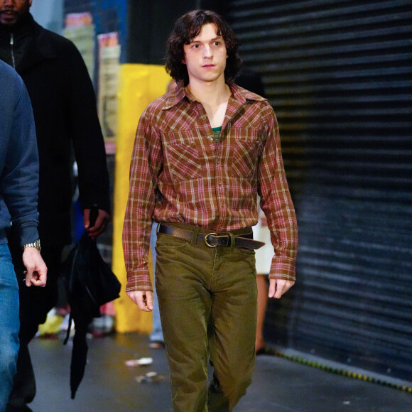 Tom Holland lors du tournage d'une scène de nuit du film "The Crowded Room" dans les rues de Manhattan à New York City, New York, Etats-Unis, le 31 mars 2022. 
