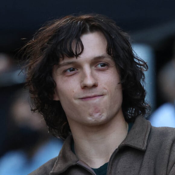 Tom Holland tourne une scène de la série "The Crowded Room" à New York le 18 mai 2022. 